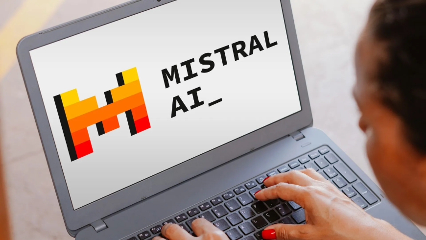 Mistral AI بناسە