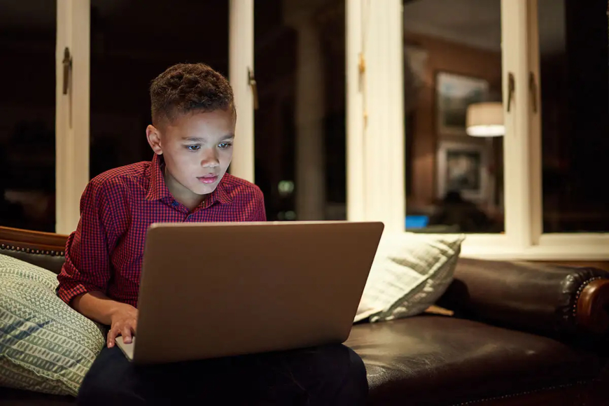 بەریتانیا دەست بە جێبەجێکردنی یاساکانی پشکنینی تەمەن لە ئینتەرنێت دەکات