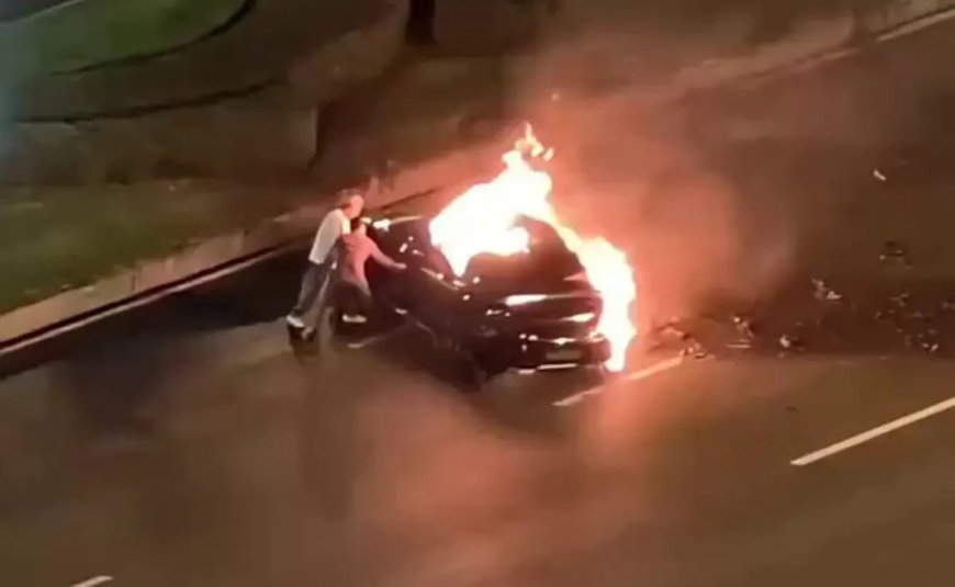 مردنی شۆفێری ئۆتۆمبێلی کارەبایی “شاومی” مشتومڕ لەسەر دیزاینی دەستگیرەکان بەرپا دەکات