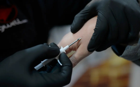 کەسێکی شارەزا لە یاری سیحربازیدا وشەی نهێنی چیپێکی چێندراو لە جەستەیدا لەبیر دەکات