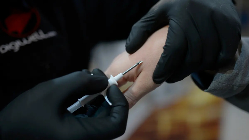 کەسێکی شارەزا لە یاری سیحربازیدا وشەی نهێنی چیپێکی چێندراو لە جەستەیدا لەبیر دەکات