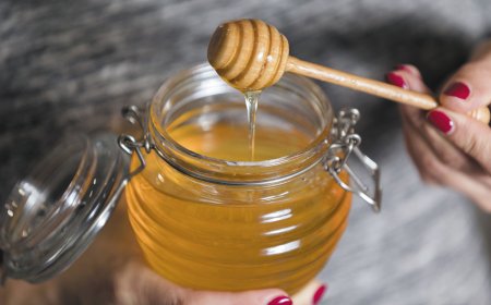 ٨ سوودی سەرسوڕهێنەری خواردنی کەوچکێک هەنگوین لە بەیانیدا